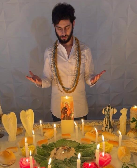 Pai Leonardo realizando um ritual com velas e rosas